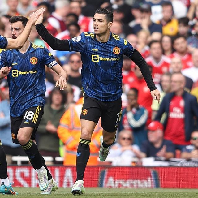 而守门员则 而守门员则